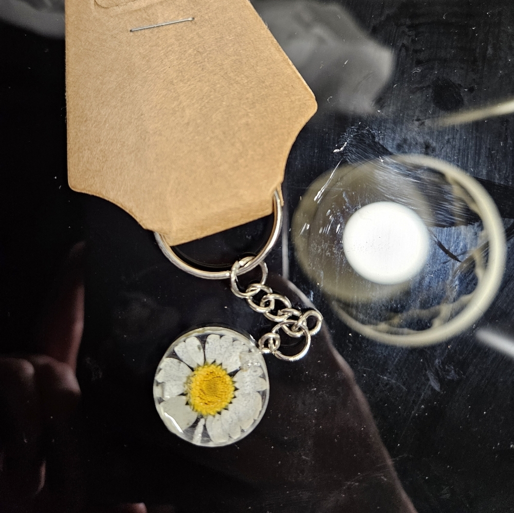 HAND CRAFTED Daisy Keychain. - Picture 2 of 2